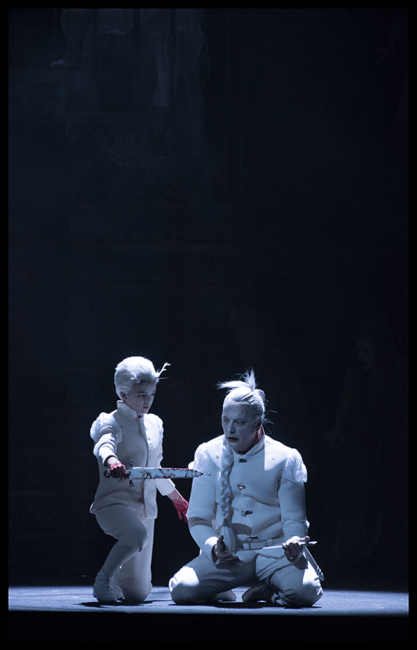 G. Nigl (Macbeth), N. Tapiola (Child) © Baus