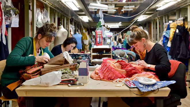 L'atelier costumes de l'Opéra Comique © Stefan Brion